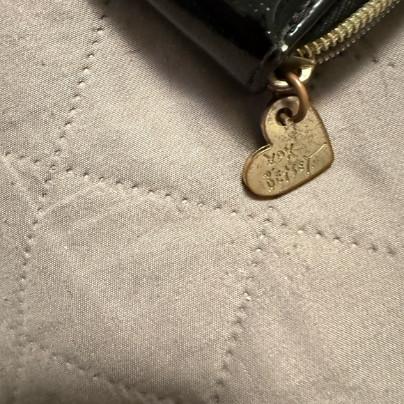 Betsey Johnson Black Pouch with Gold Heart Charm - Picture 3 of 10